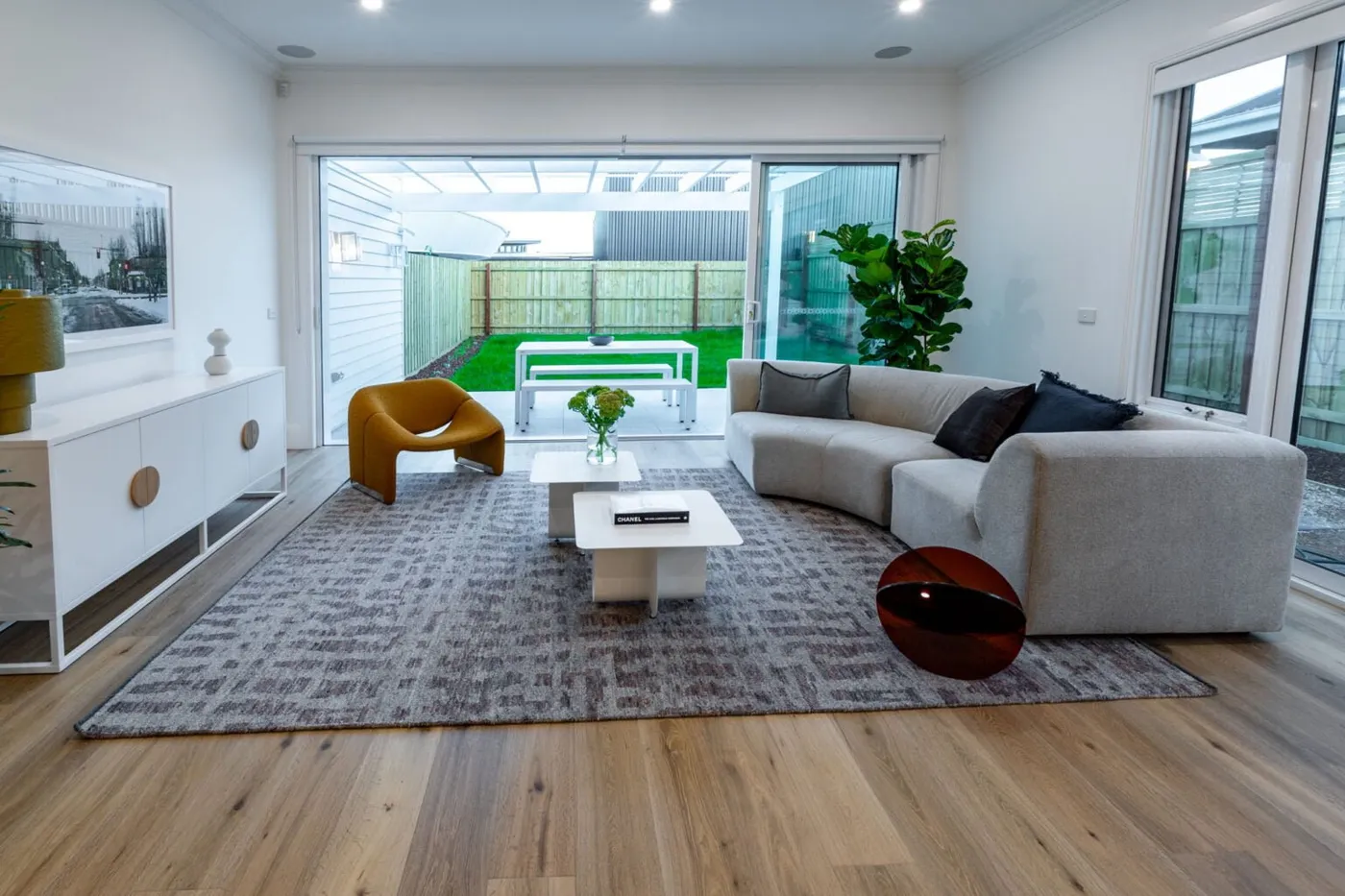 Modern living room with courtyard sliding doors — Nicon Built